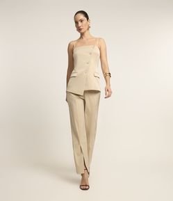 Calça Reta Alfaiatada em Viscose com Recorte e Fenda