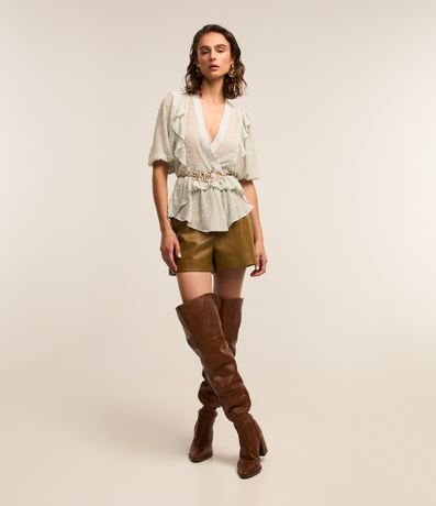 Short Curto em PU com Pregas e Bolsos Short Curto em PU com Pregas e Bolsos
