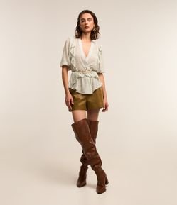 Short Curto em PU com Pregas e Bolsos