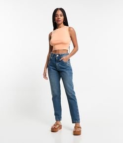 Calça Mom Cintura Alta em Jeans com Pences nos Bolsos