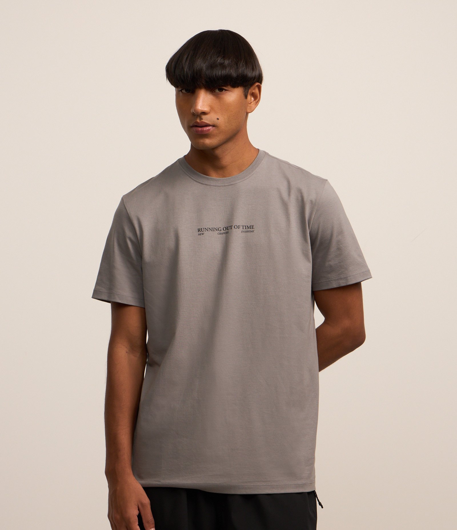 Camiseta Comfort em Algodão Peruano com Estampa Lettering Cinza 1