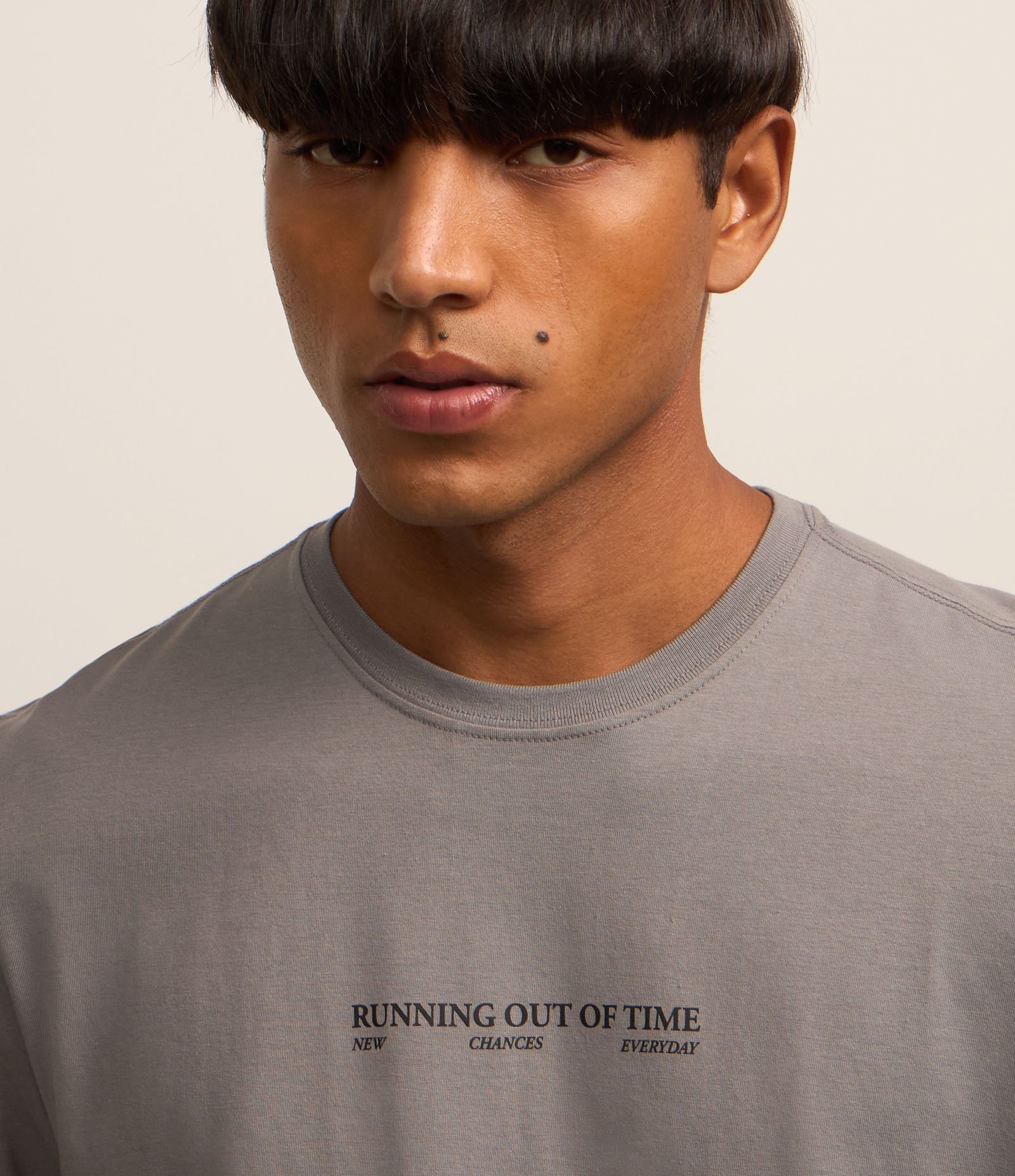 Camiseta Comfort em Algodão Peruano com Estampa Lettering Cinza 3