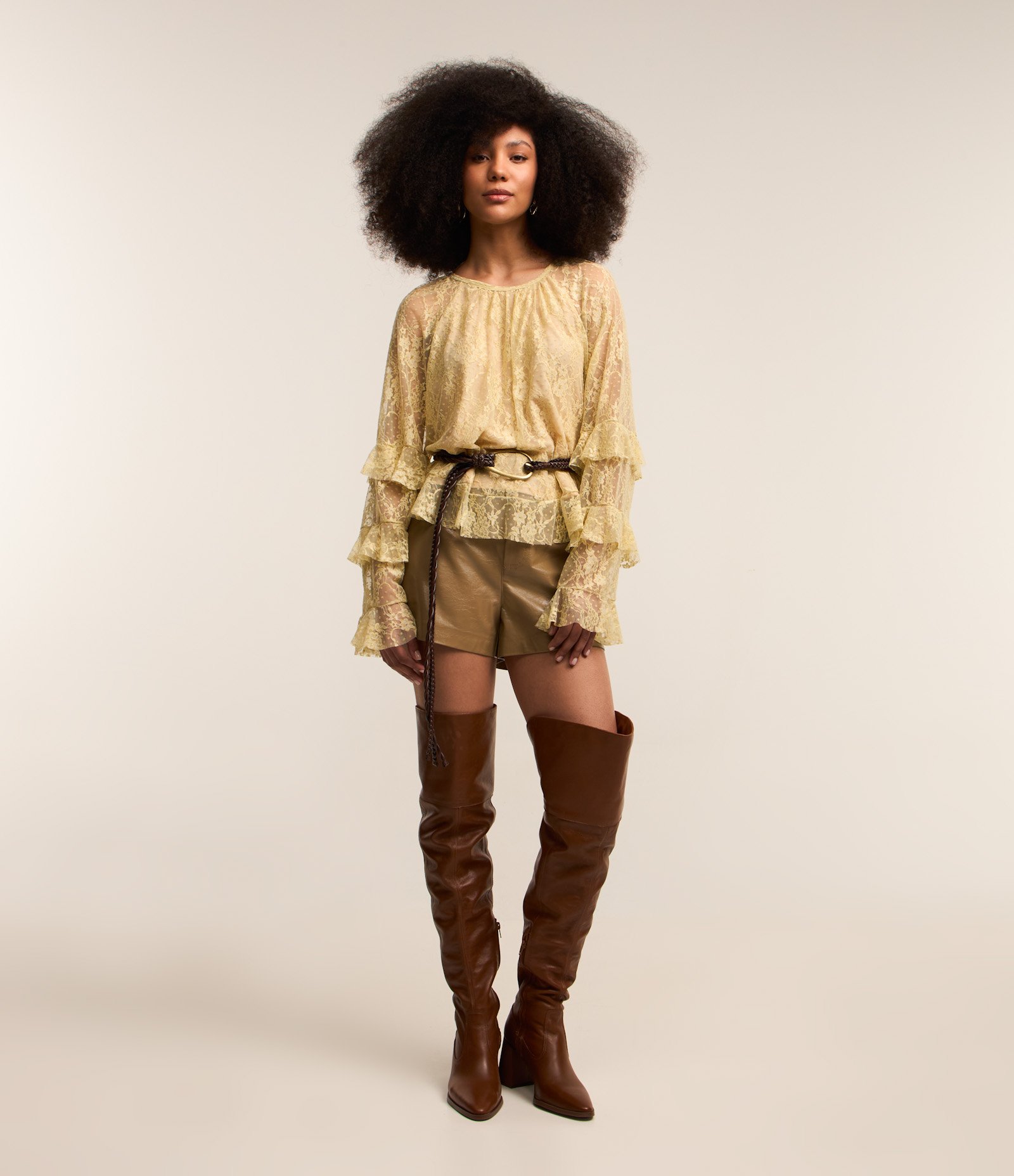 Blusa Bata com Textura Floral e Babados 2