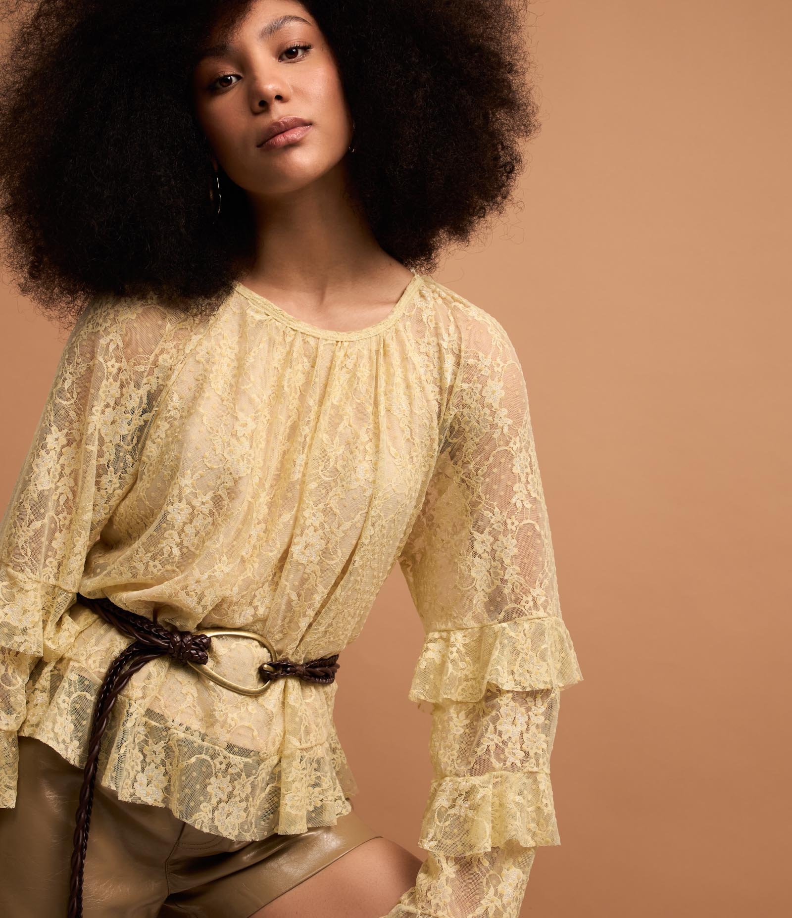 Blusa Bata com Textura Floral e Babados 3