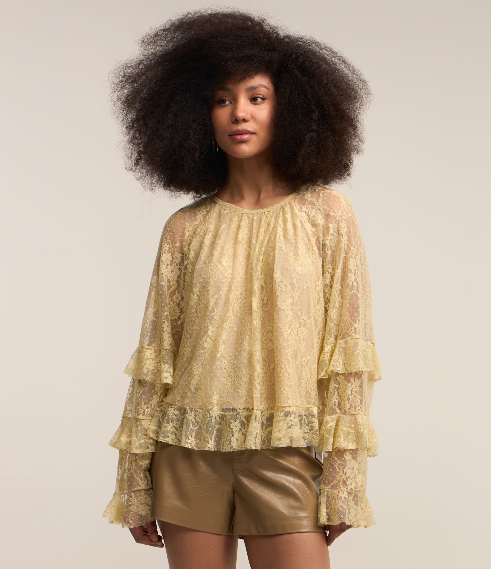 Blusa Bata com Textura Floral e Babados 4