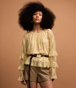 Blusa Bata com Textura Floral e Babados