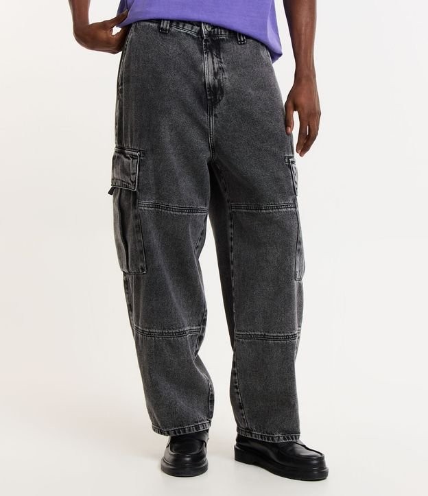 Calça Skater em Jeans com Bolsos Cargo
