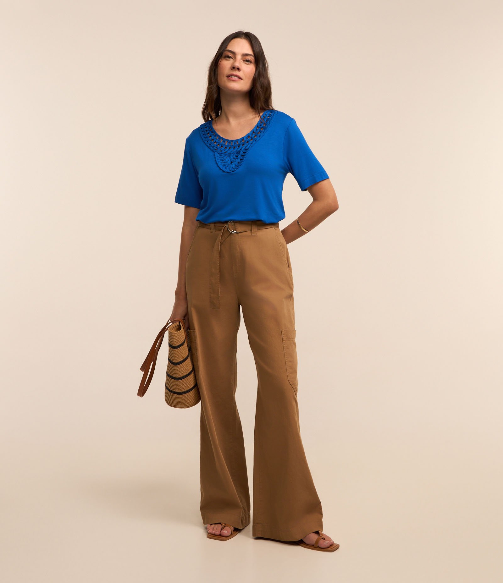 Blusa em Viscose com Detalhe Texturizado na Gola Azul 2