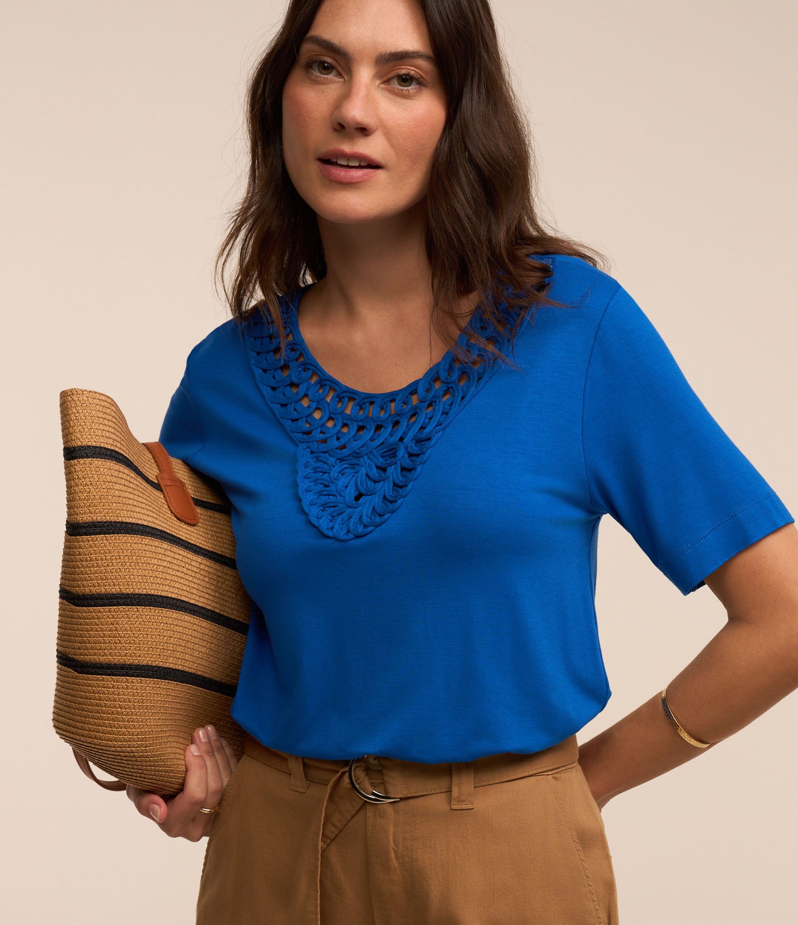Blusa em Viscose com Detalhe Texturizado na Gola Azul 3