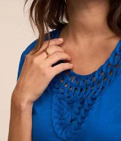 Blusa em Viscose com Detalhe Texturizado na Gola