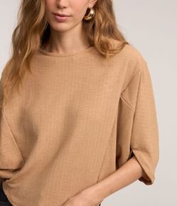 Blusa em Tecido Texturizado com Manga Detalhada no Punho
