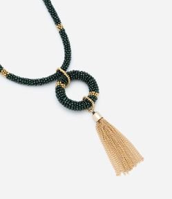 Colar Longo em Resina com Pingente e Detalhes