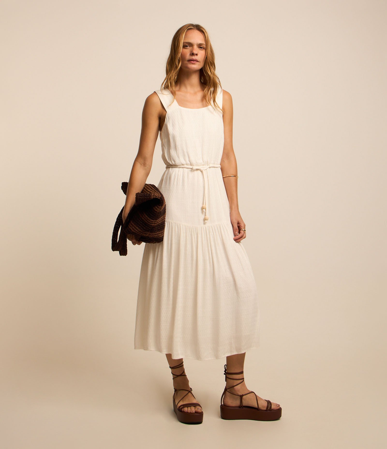 Vestido Midi Evasê Sem Manga em Viscolinho com Cinto de Cordão e Detalhes 1