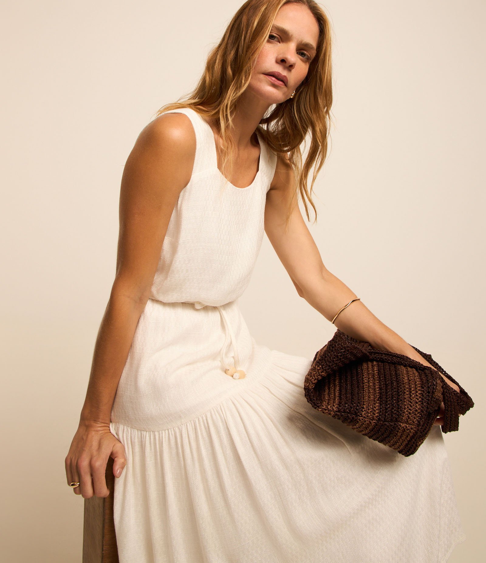 Vestido Midi Evasê Sem Manga em Viscolinho com Cinto de Cordão e Detalhes 5