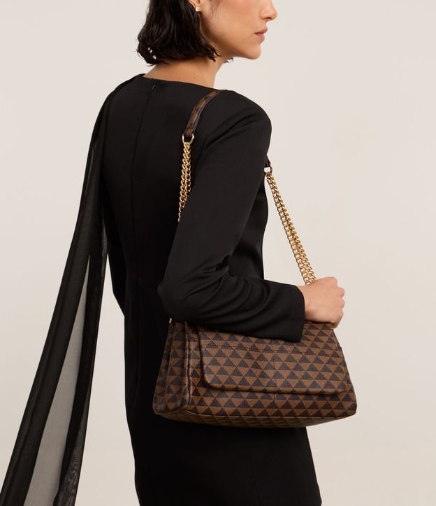 Bolsa Shoulder Média em PU Estampa Triângulos e Alça com Corrente