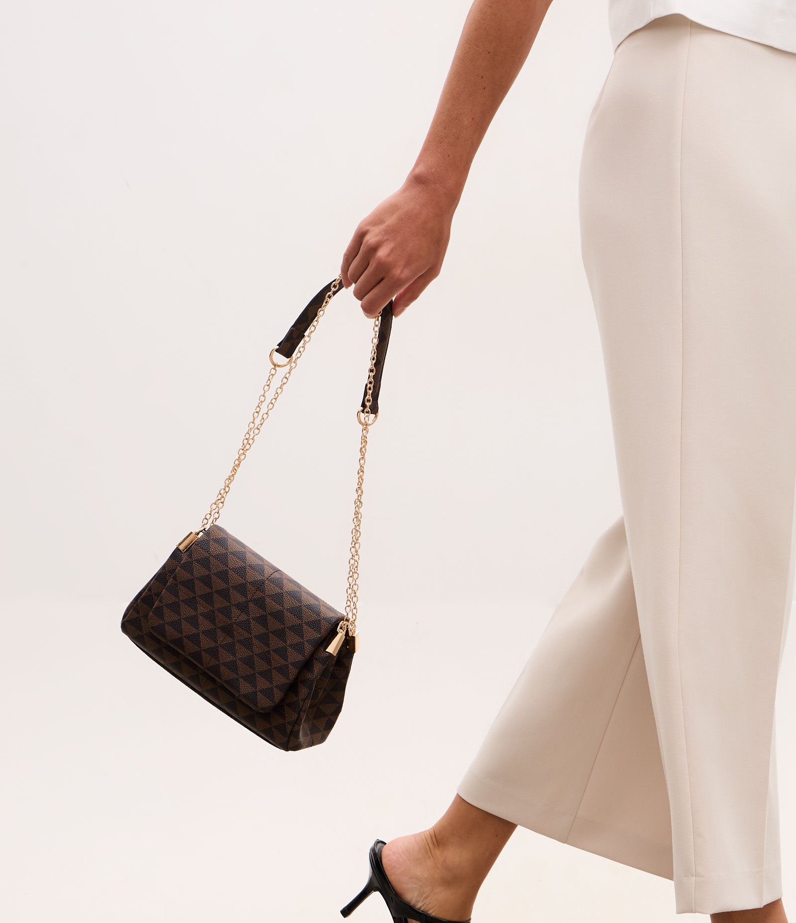 Bolsa Shoulder Média em PU Estampa Triângulos e Alça com Corrente Marrom 2