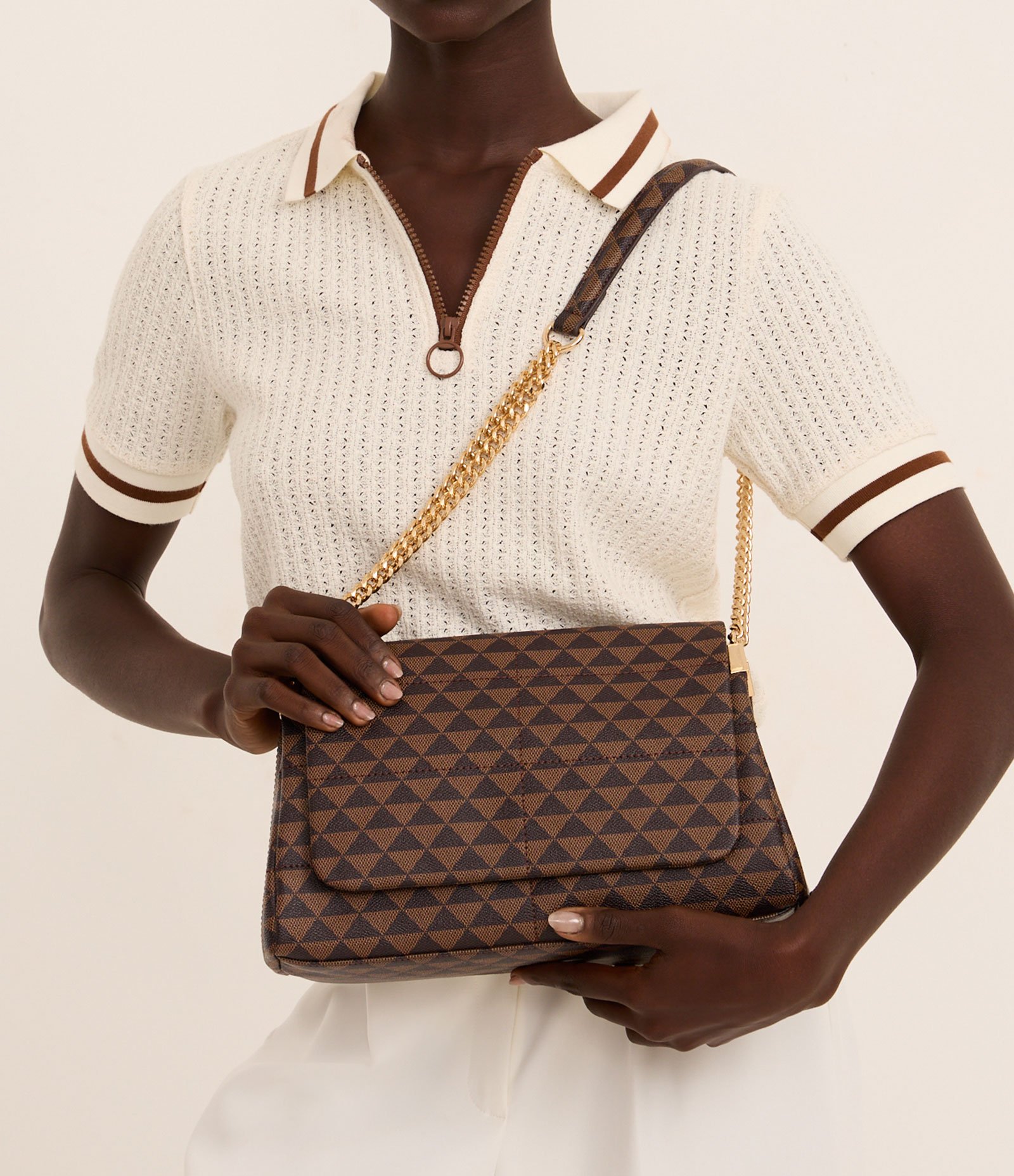 Bolsa Shoulder Média em PU Estampa Triângulos e Alça com Corrente Marrom 1