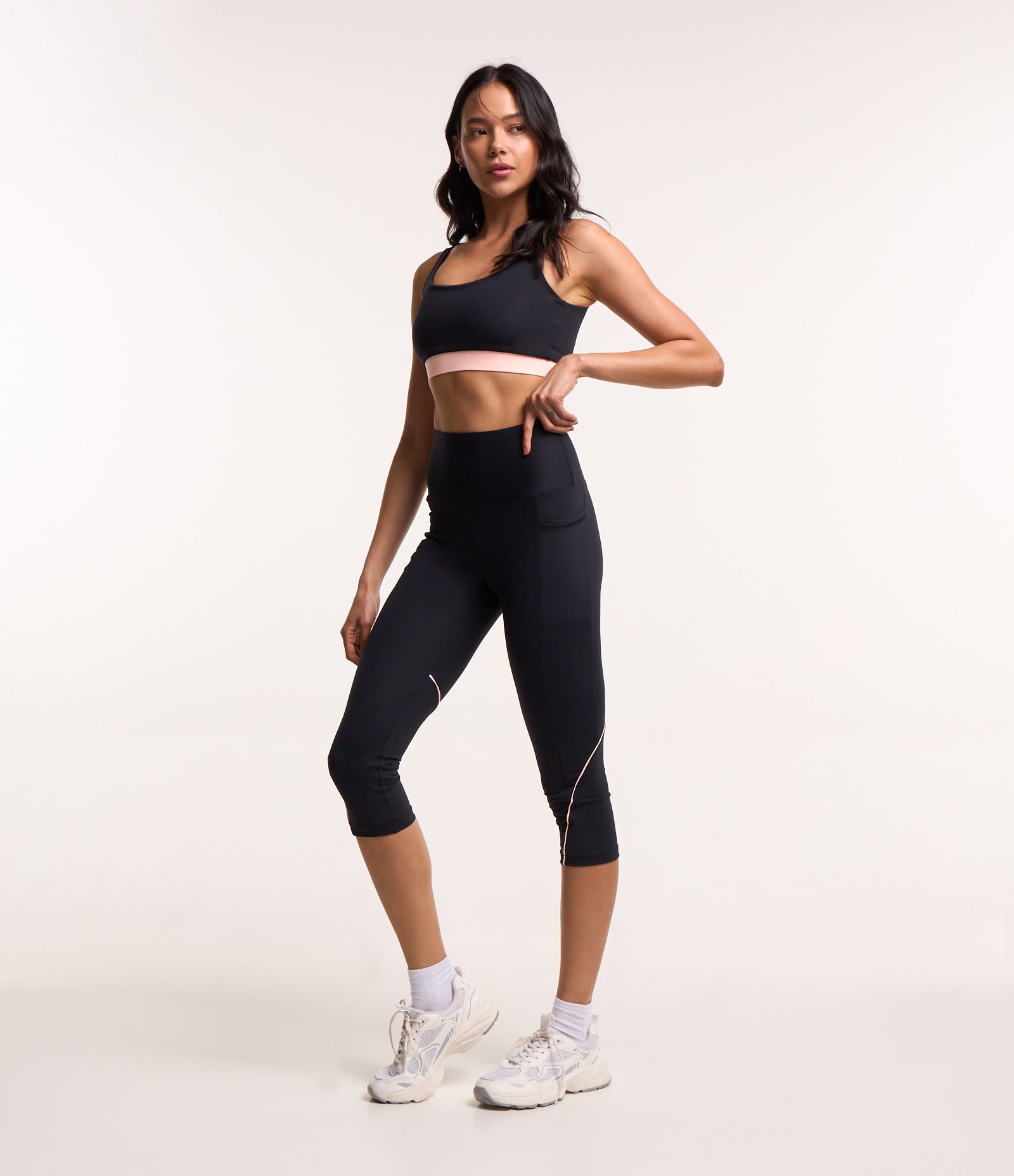 Calça Corsário Esportiva em Poliamida com Bolsos Preto 1