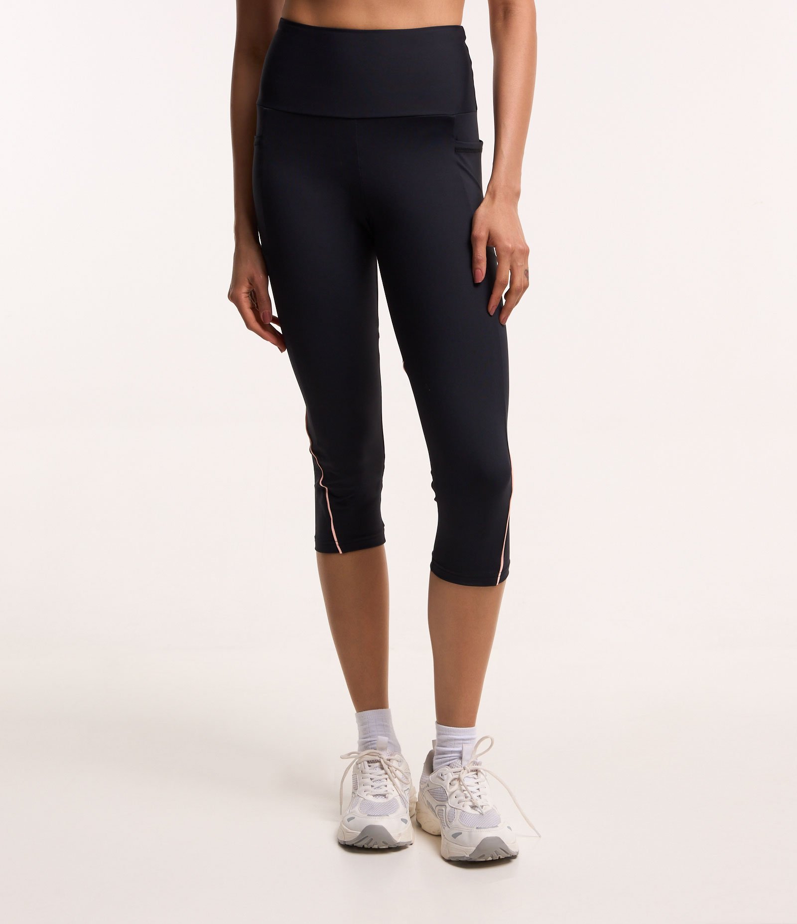 Calça Corsário Esportiva em Poliamida com Bolsos Preto 2