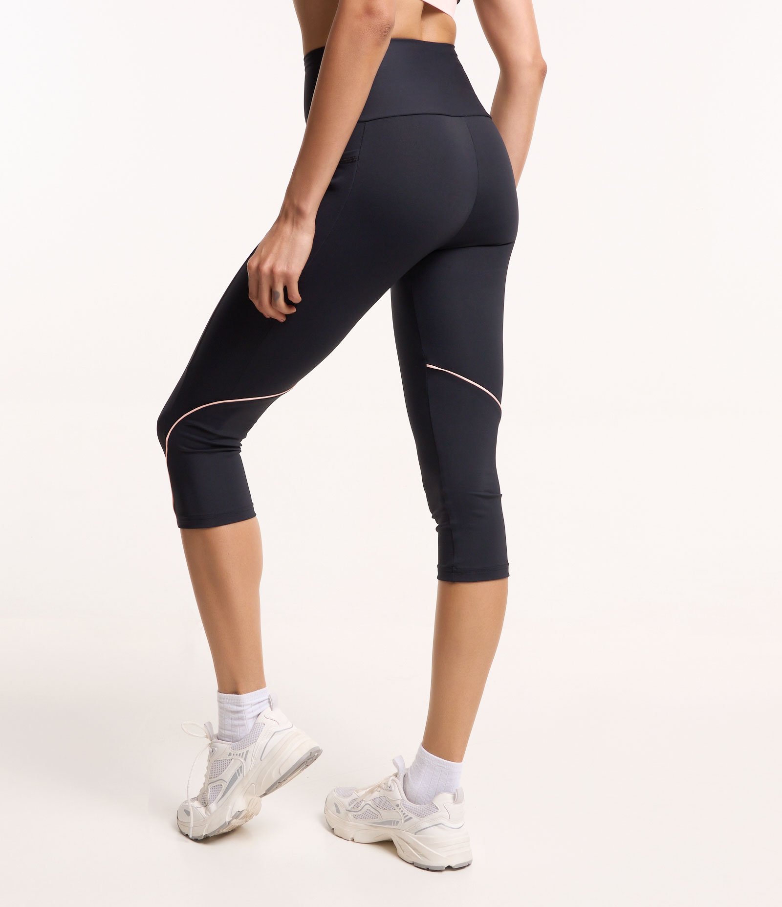 Calça Corsário Esportiva em Poliamida com Bolsos Preto 3