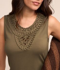 Blusa sem Manga em Viscose com Detalhe Texturizado na Gola