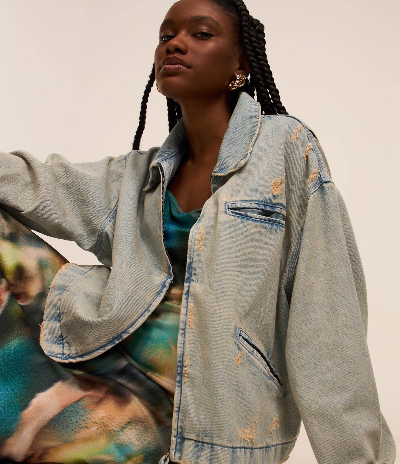 Jaqueta em Jeans Dirty Washed com Bolsos e Puídos Azul 1