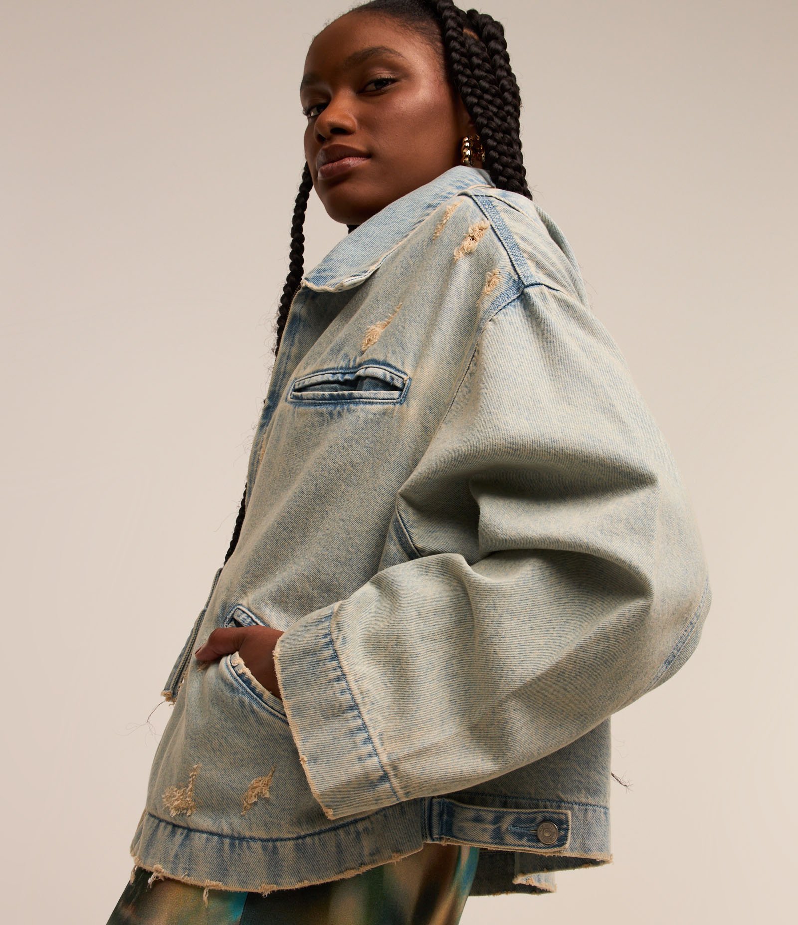 Jaqueta em Jeans Dirty Washed com Bolsos e Puídos Azul 4