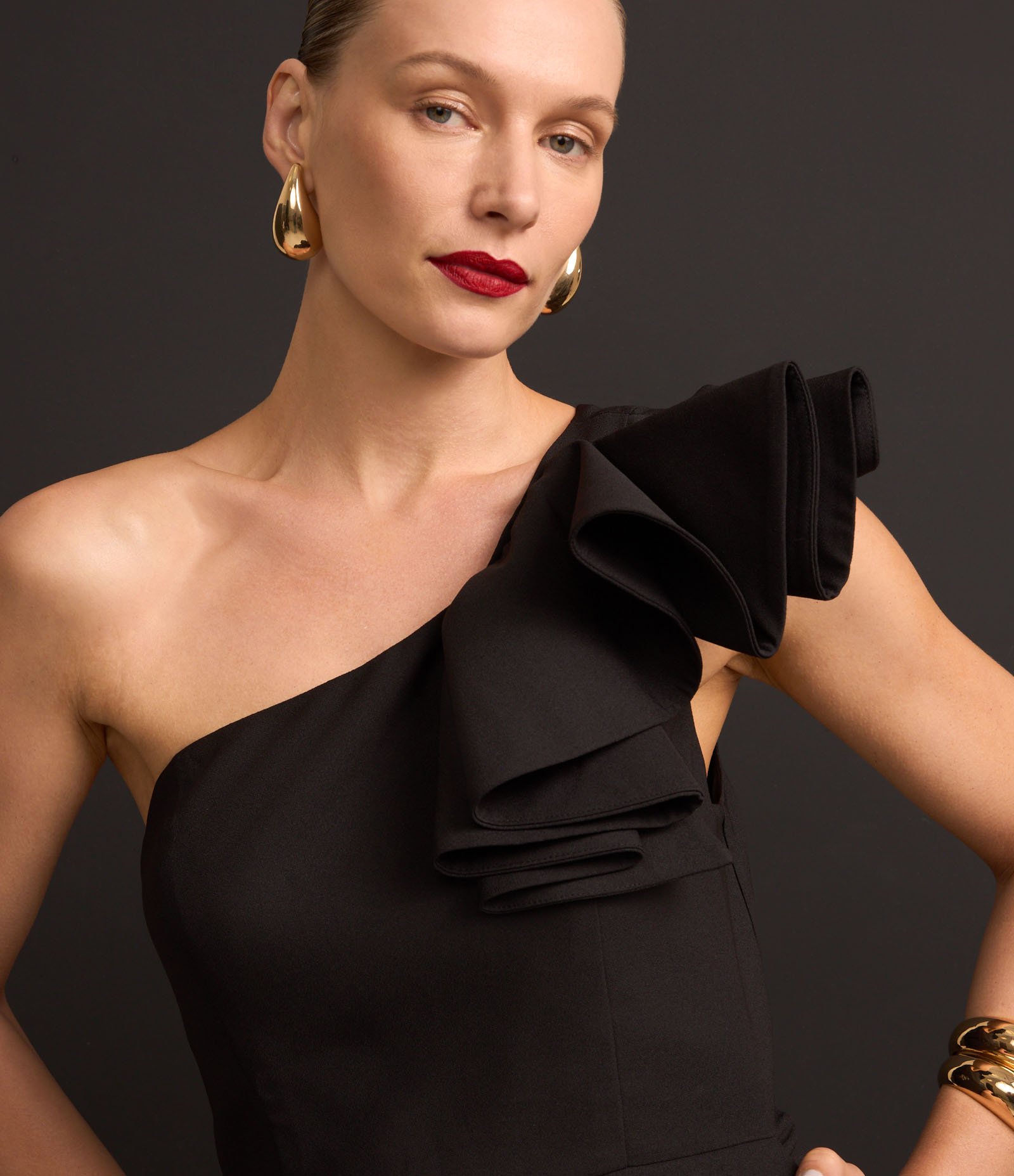 Macacão Alfaiatado em Chiffon com Ombro Só e Babado Preto 6