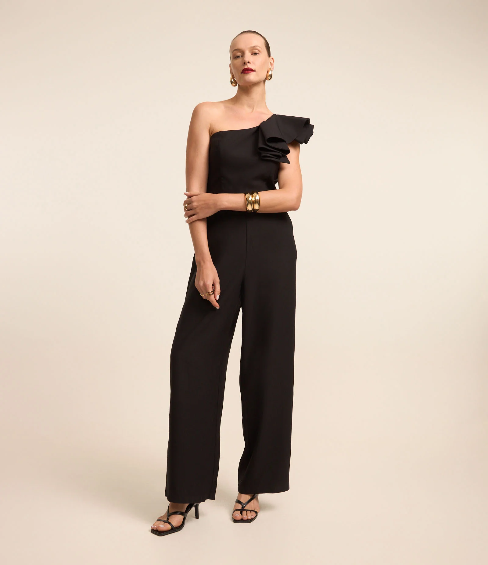 Macacão Alfaiatado em Chiffon com Ombro Só e Babado Preto 1