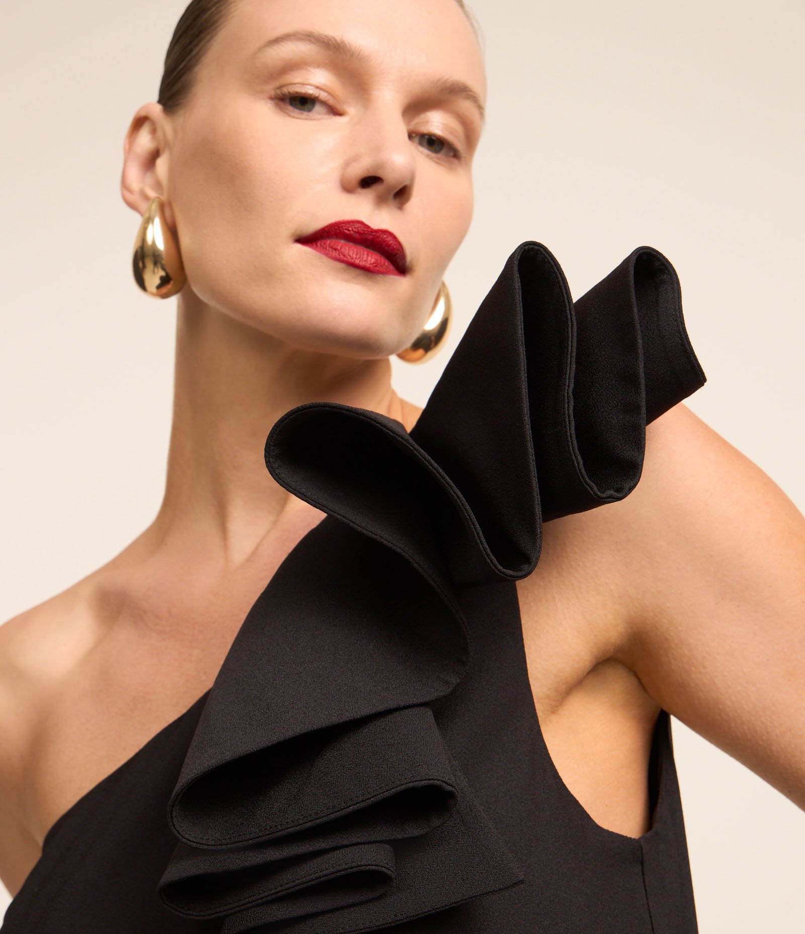 Macacão Alfaiatado em Chiffon com Ombro Só e Babado Preto 3