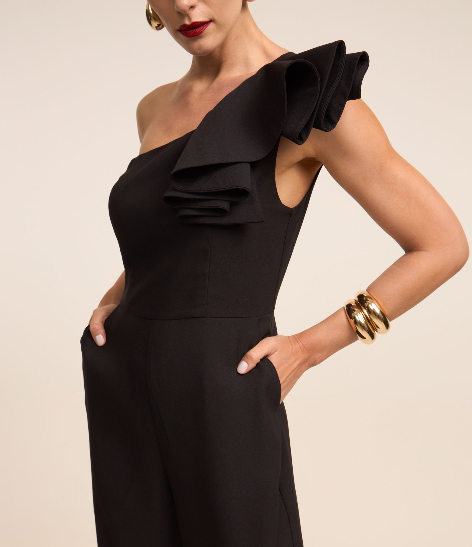 Macacão Alfaiatado em Chiffon com Ombro Só e Babado Preto 4