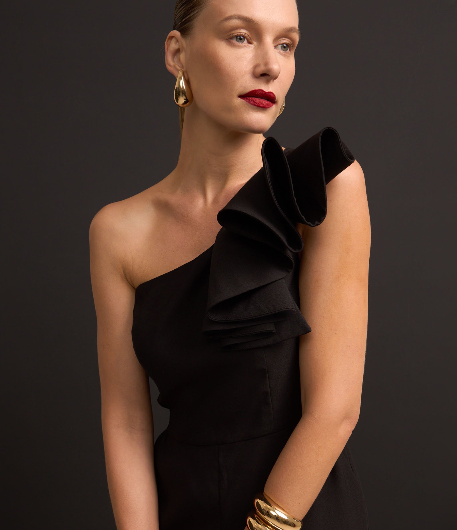 Macacão Alfaiatado em Chiffon com Ombro Só e Babado Preto 5