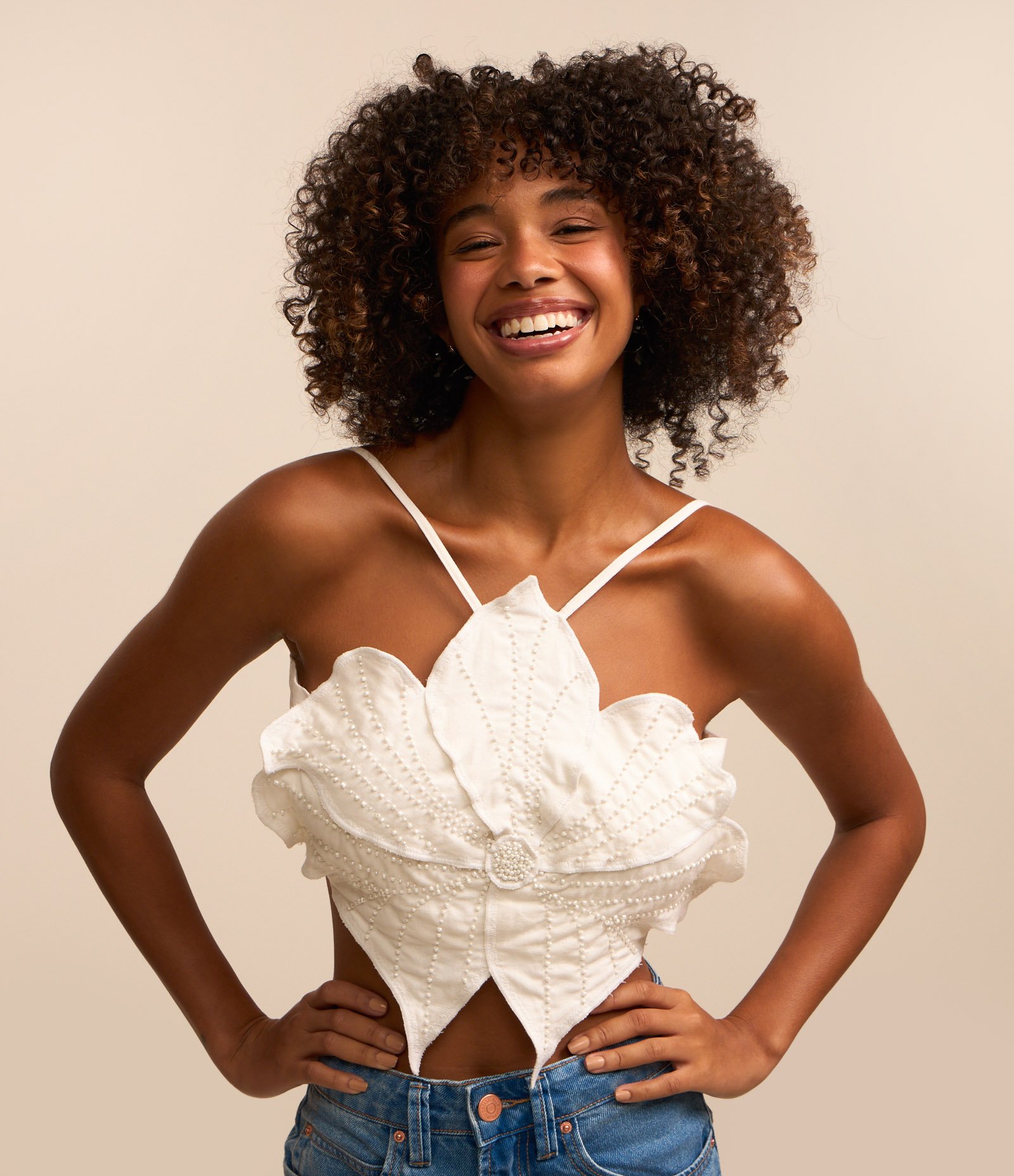 Blusa Cropped em Viscose e Linho em Formato de Flor e Bordado de Miçangas Branco 1