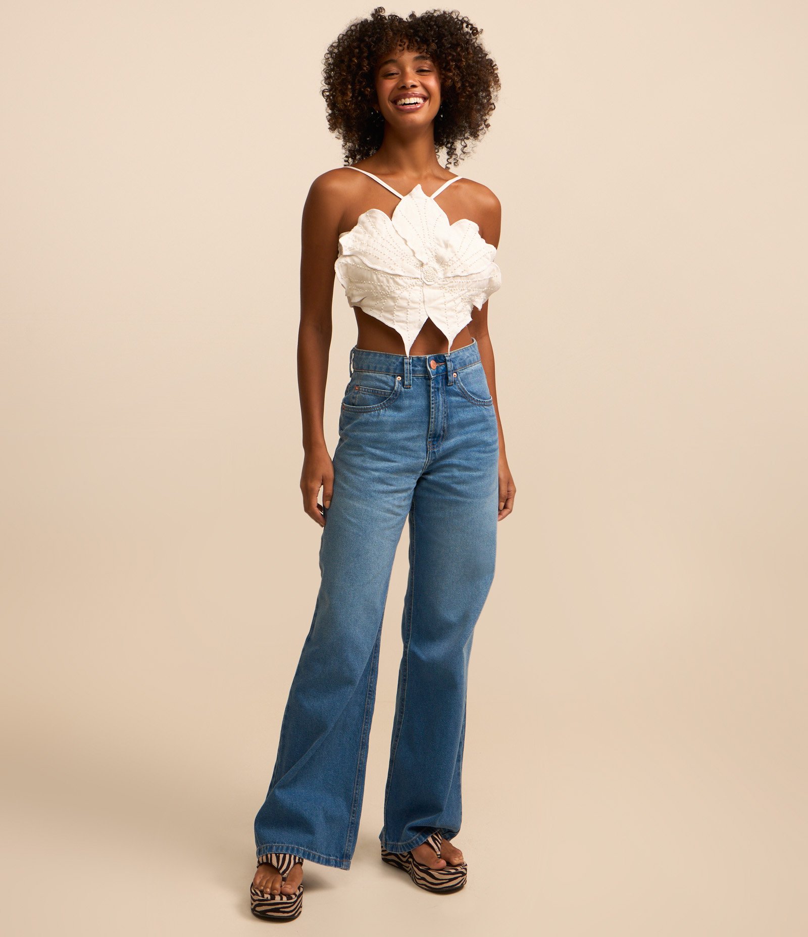 Blusa Cropped em Viscose e Linho em Formato de Flor e Bordado de Miçangas Branco 2