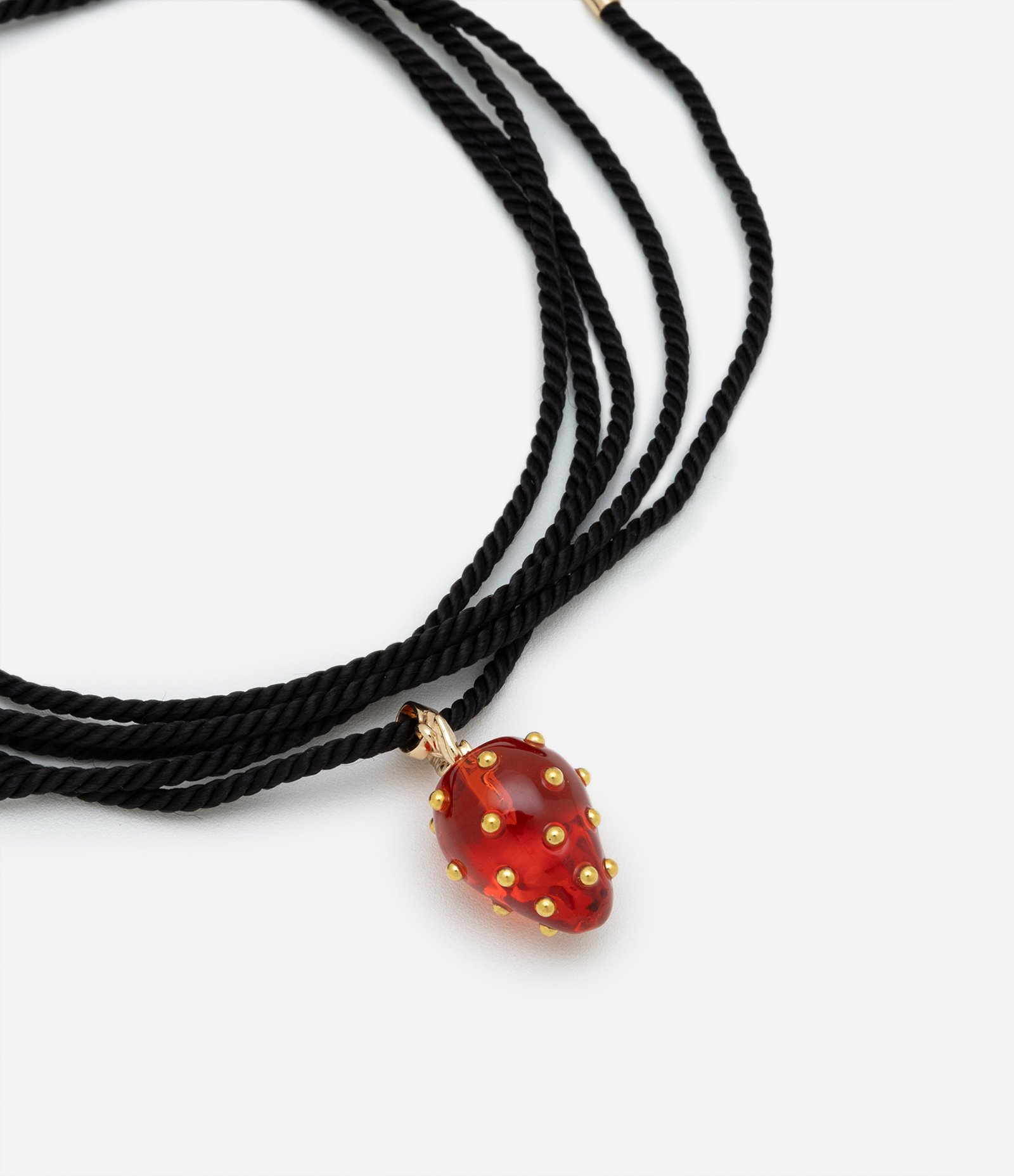 Colar Curto com Cordão Fio com Pingente de Morango e Detalhes Metalizados Vermelho 1