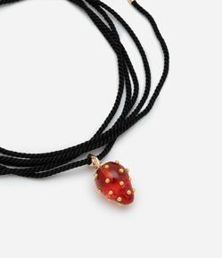 Colar Curto com Cordão Fio com Pingente de Morango e Detalhes Metalizados