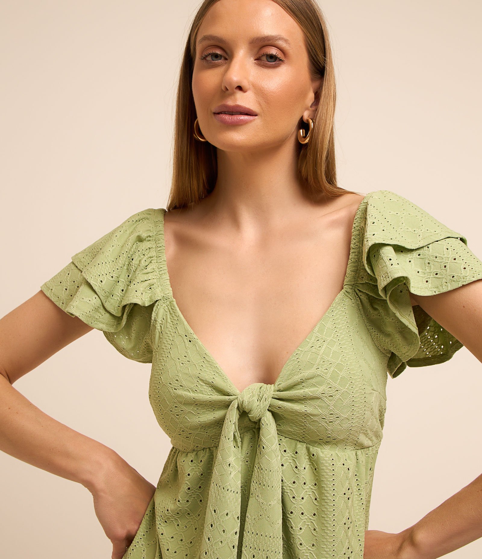 Blusa em Laise com Laço no Busto e Babado na Manga 1