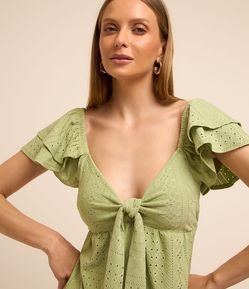 Blusa em Laise com Laço no Busto e Babado na Manga