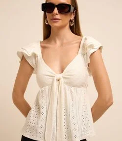 Blusa em Laise com Laço no Busto e Babado na Manga