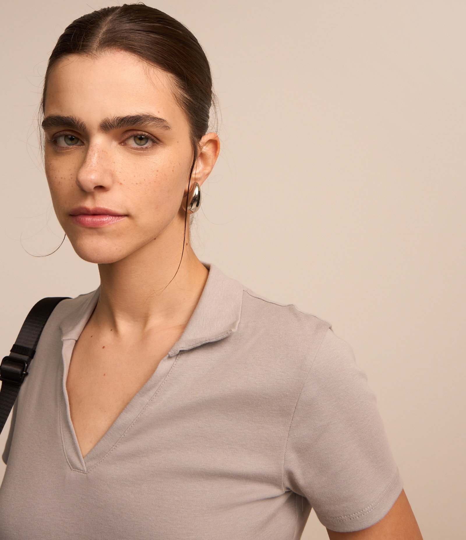 Blusa Polo Cropped em meia malha e Manga Curta Cinza 3