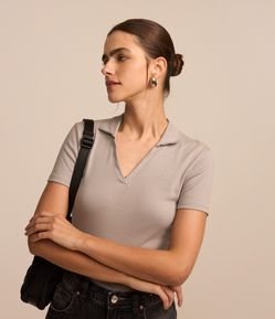 Blusa Polo Cropped em meia malha e Manga Curta