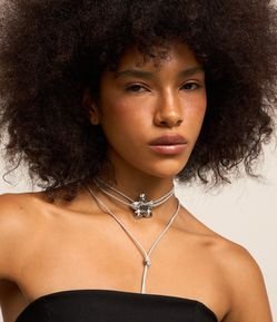 Colar Curto Cordão Fio com Pingente de Flor em Strass