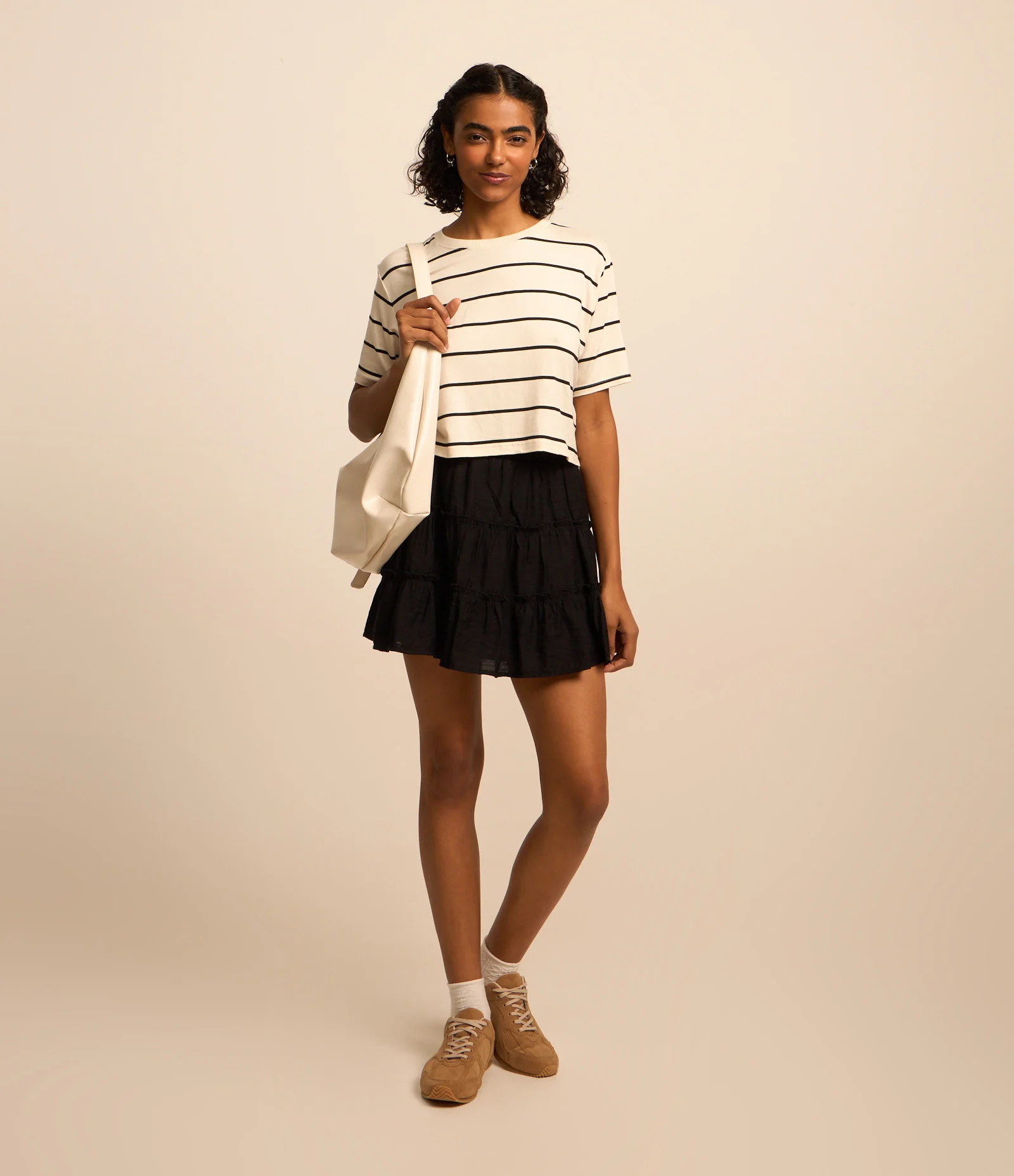 Saia Curta em Viscose Texturizada com Recortes Franzidos Preto 1