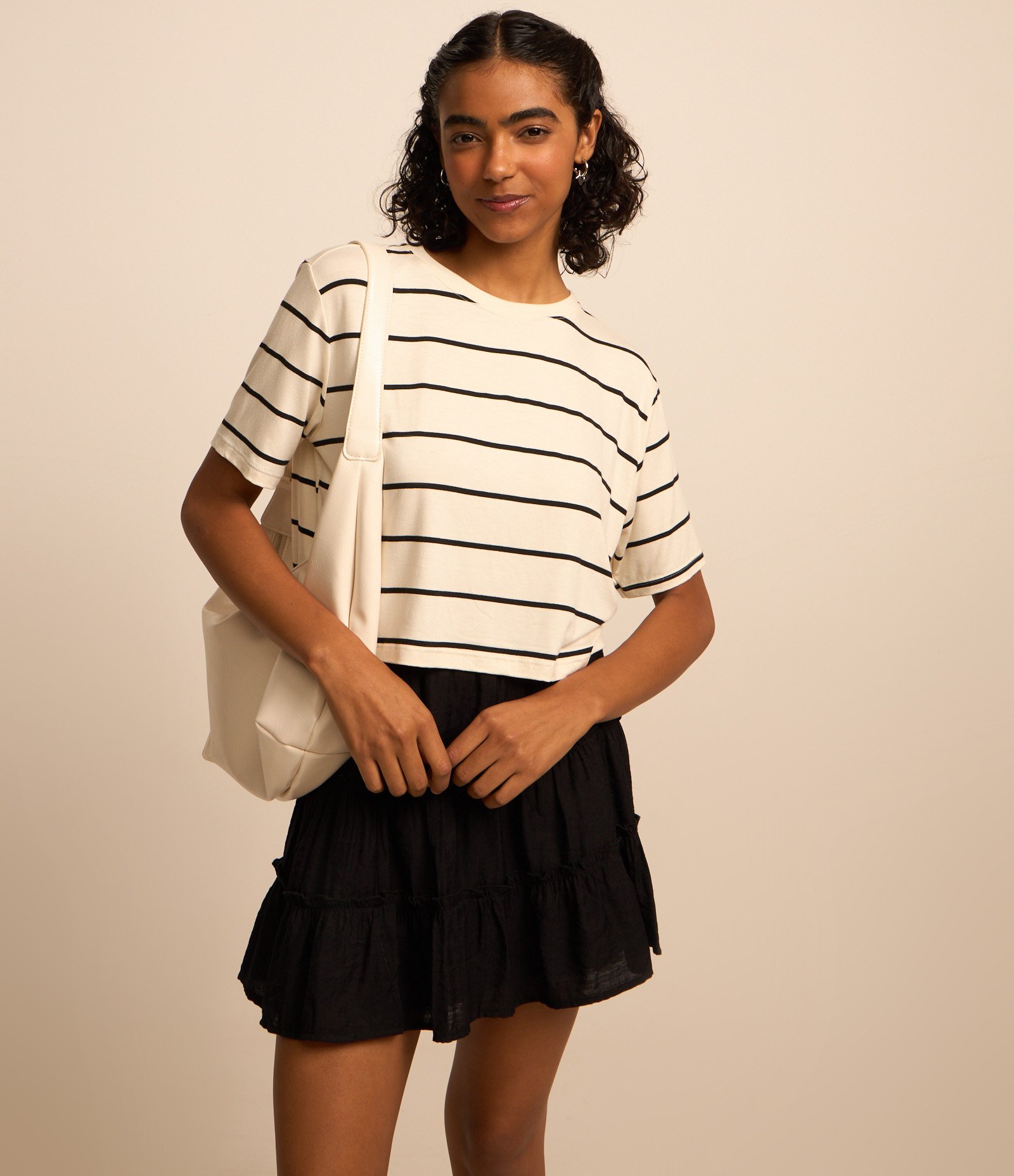 Saia Curta em Viscose Texturizada com Recortes Franzidos Preto 2