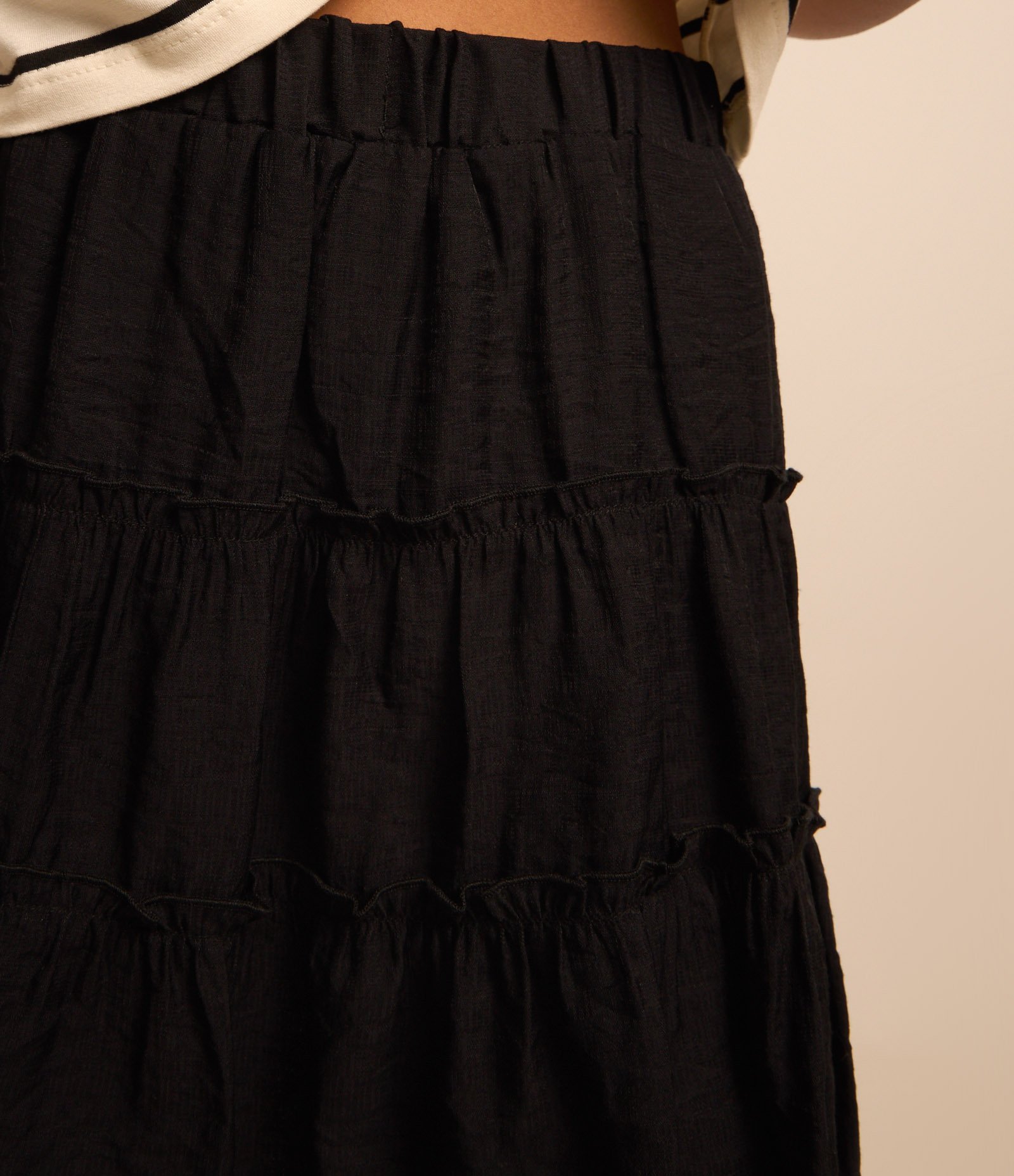 Saia Curta em Viscose Texturizada com Recortes Franzidos Preto 4