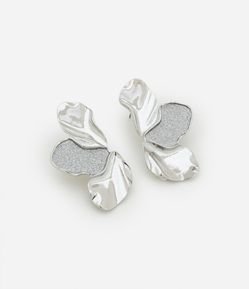 Brinco Médio em Formato de Pétala com Revestimento Brilhante