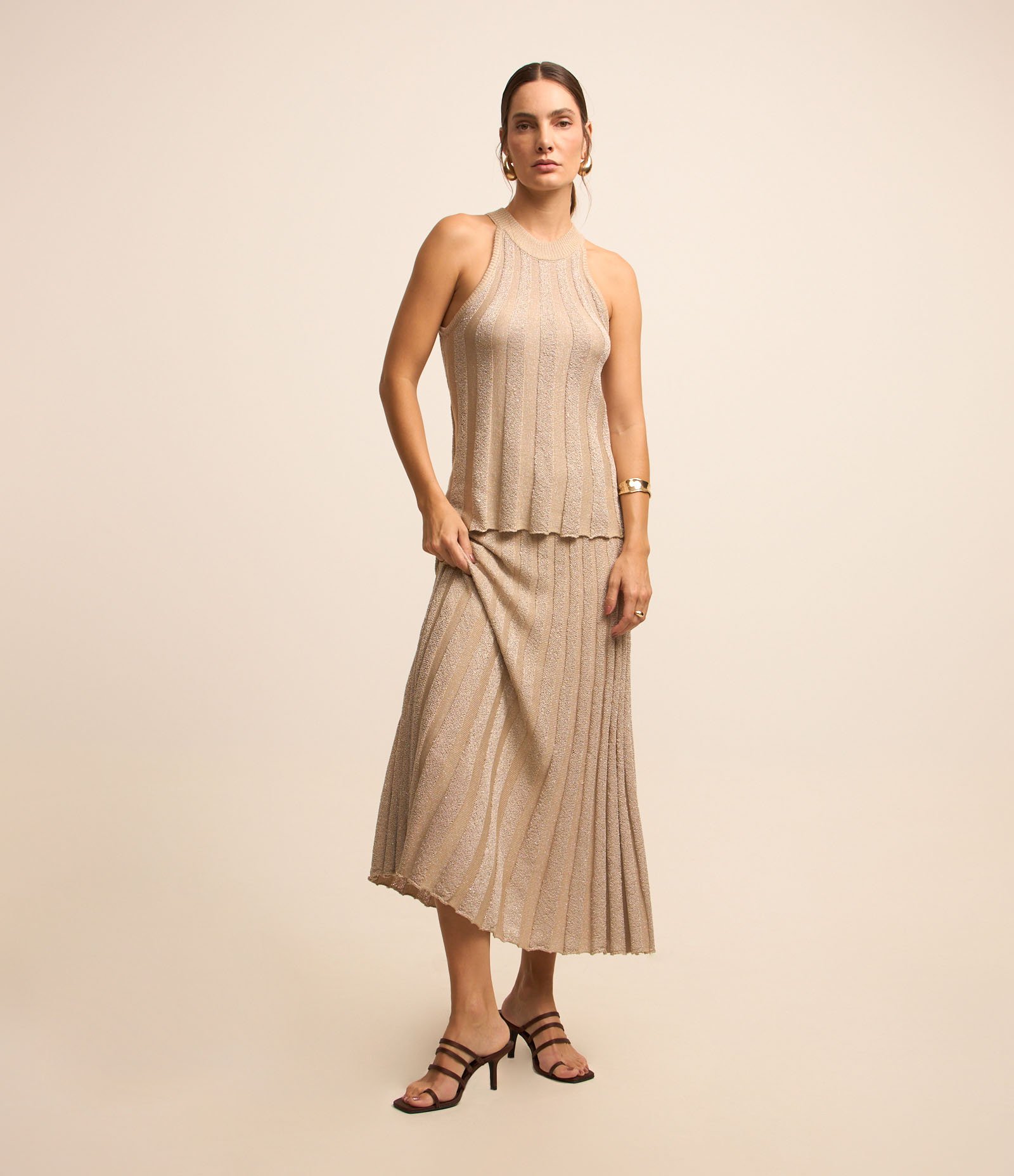 Blusa Sem Manga em Tricô Canelado e Fio Metalizado Bege 2