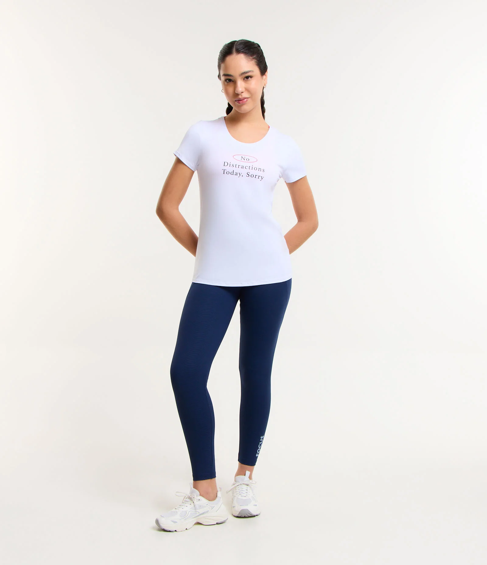 Camiseta Esportiva em Viscose com Lettering No Distractions Today Branco 2