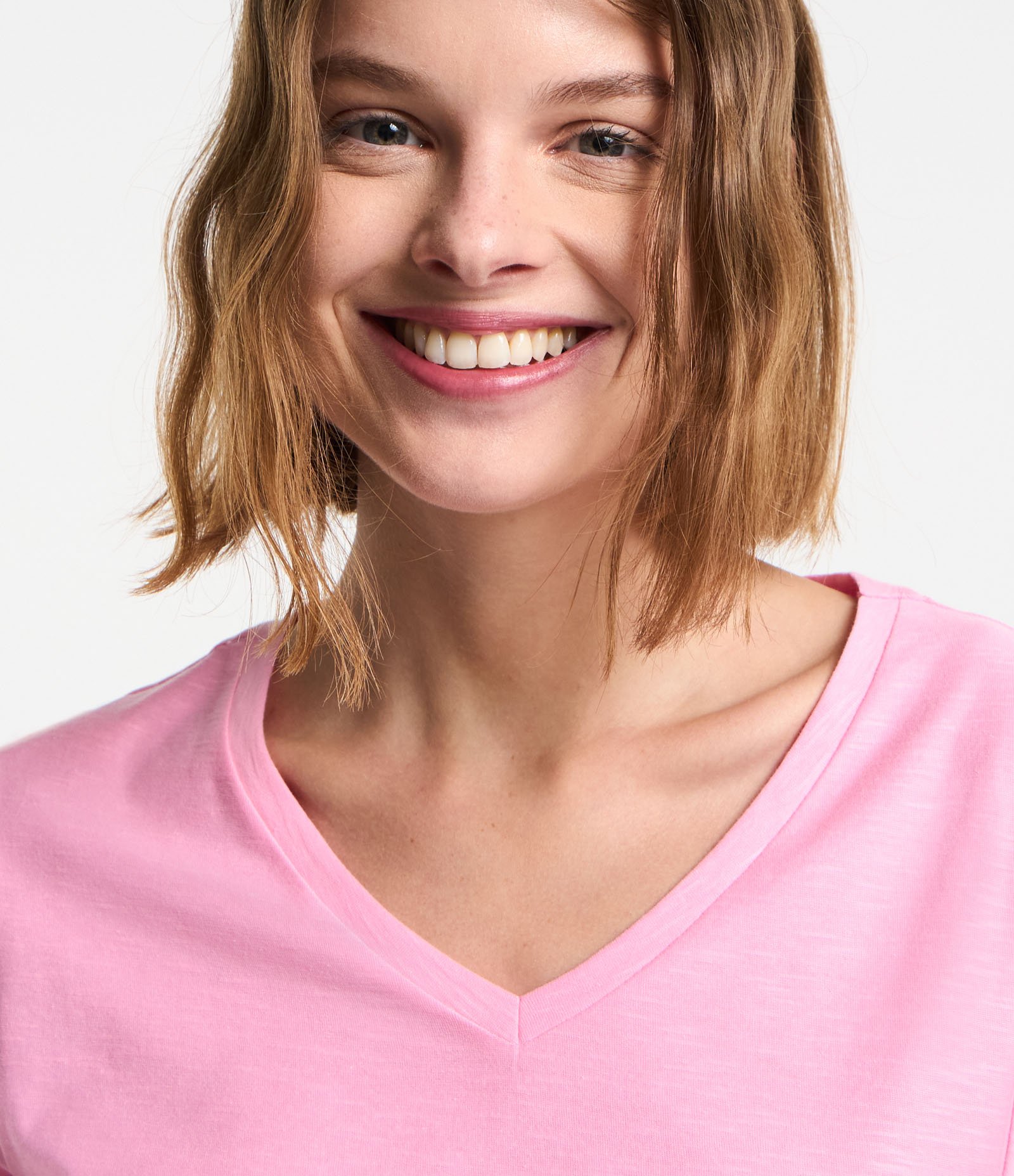 Blusa T-shirt em Algodão Flame com Gola V Rosa Claro 4