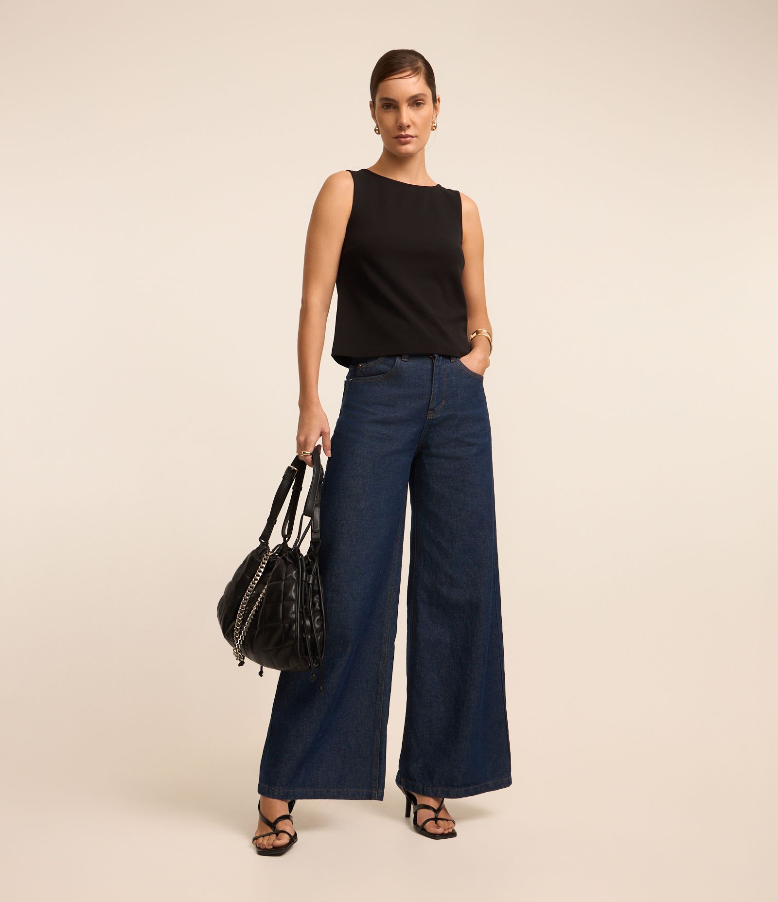 Blusa Sem Manga em Crepe com Abotoamento Preto 2